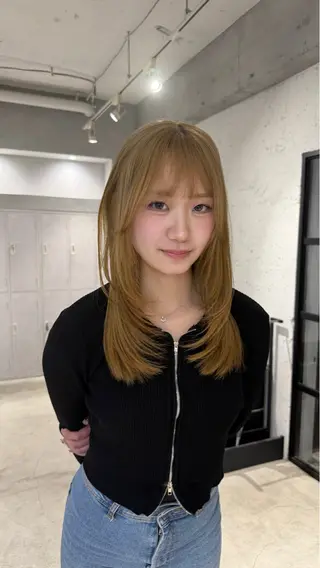 セミロング あんな🦋レイヤー カット/透明感カラーのヘアスタイル