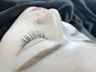 マツエク・マツパ レイヤーカット✖️ 柔らかベージュカラーのヘアスタイル