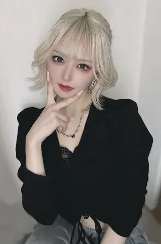 ミディアム カラー ホワイト&レイヤーカ ットエクステ長畠俊輔のヘアスタイル
