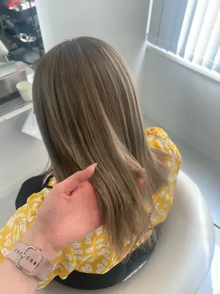 ミディアム あやめ🪽 オリーブ/ハイトーンのヘアスタイル