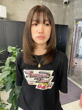 セミロング MIFA レイヤー／パーマのヘアスタイル