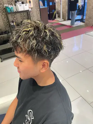 カラー パーマ 岡田 駿也のヘアスタイル