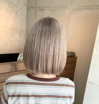 ショート カラー リサ tonieのヘアスタイル