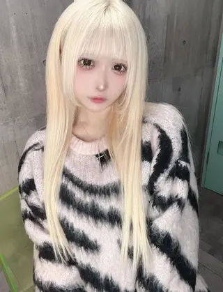 セミロング カラー ホワイト&レイヤーカ ットエクステ長畠俊輔のヘアスタイル