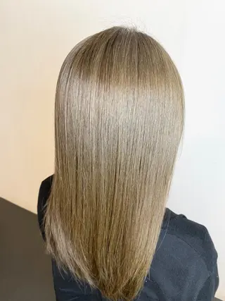 セミロング カラー ハラ ルイスのヘアスタイル