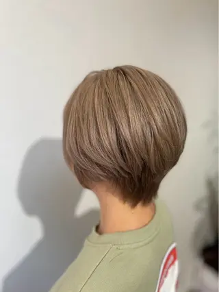 ショート Re room. 女性スタイリストのヘアスタイル