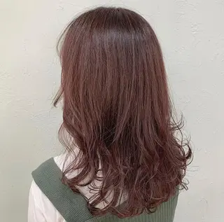 セミロング 岡田まみ🍒🤍 透明感カラーのヘアスタイル