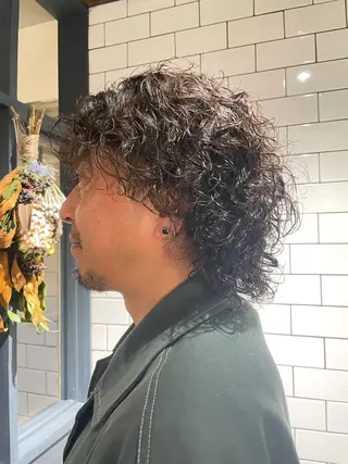 ミディアム パーマ メンズ 井上 飛鳥のヘアスタイル