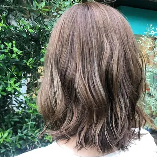 ミディアム カラー 片柳 美友季のヘアスタイル