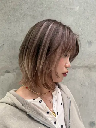 ミディアム TAKUMI ハイトーン/ウルフのヘアスタイル