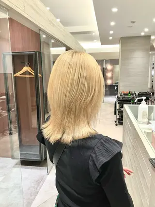 ミディアム カラー サキ🤍ハイトーン 🩰くびれ巻きヘアのヘアスタイル