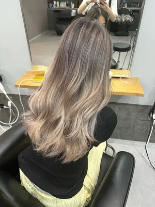 ロング カラー ミルクティーカラー グレージュ　高山慧輔のヘアスタイル