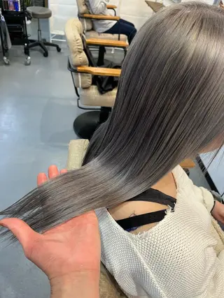 ミディアム 艶髪/ハイトーン Sherryのヘアスタイル