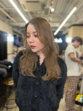 セミロング カラー 🌟小顔レイヤー× 赤み消し透明感カラーのヘアスタイル