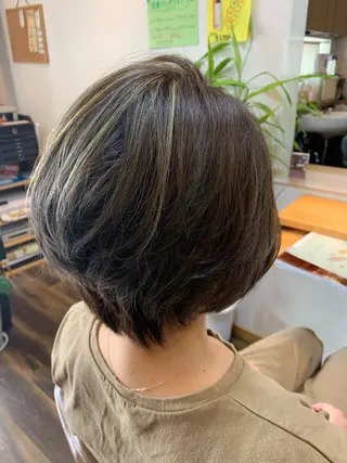 ショート カラー 石川 奈緒子のヘアスタイル