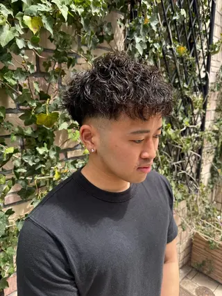 ショート パーマ メンズ 溝口 槙里也のヘアスタイル