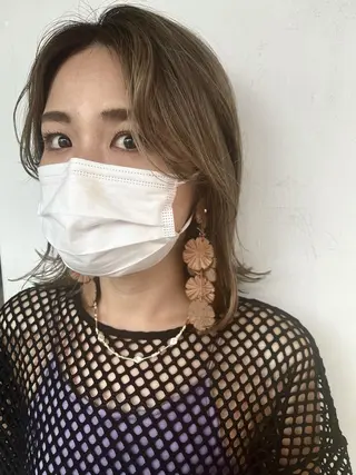 ミディアム カラー 💓パーマ，💗 レイヤーカットのヘアスタイル