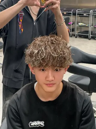 ショート カラー パーマ ヘアアレンジ メンズ スパイキー/フェザー /波巻き/かいとのヘアスタイル