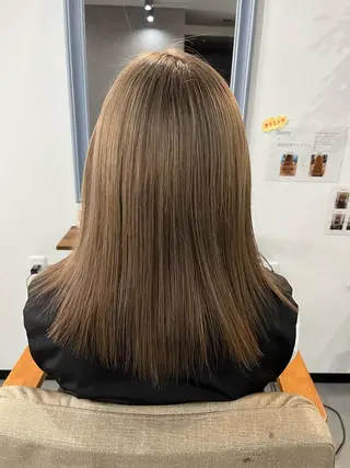 ミディアム 艶髪/ハイトーン Sherryのヘアスタイル