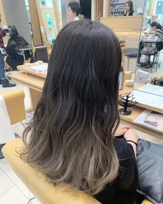 ロング カラー K. SUZUKAのヘアスタイル