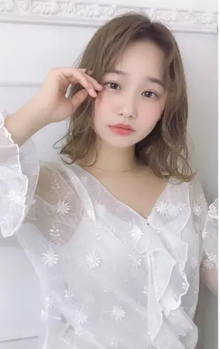 ミディアム FoibyBelle ﾌｫﾜﾊﾞｲﾍﾞﾙのヘアスタイル