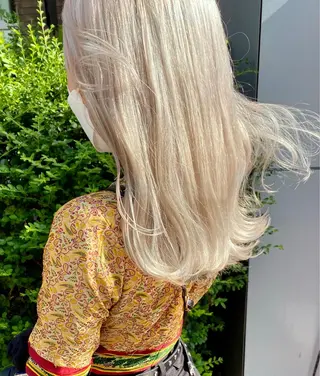 セミロング カラー RAIMA ケアハイトーンのヘアスタイル