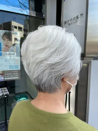 ショート アートディレクター 尾内 友美のヘアスタイル
