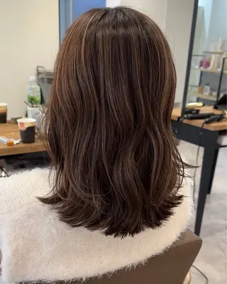 ミディアム カラー 白髪ぼかしハイライト レイヤー川口　元気のヘアスタイル