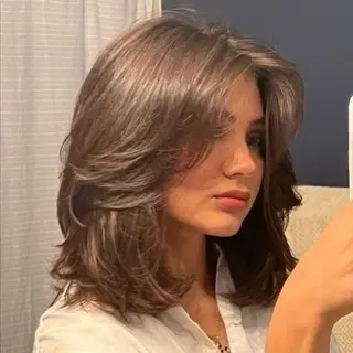 ミディアム 山内 都弥のヘアスタイル