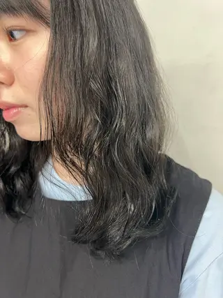 セミロング カラー 小森聖奈 韓国風レイヤーカットのヘアスタイル