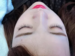 マツエク・マツパ レイヤーカット✖️ 柔らかベージュカラーのヘアスタイル
