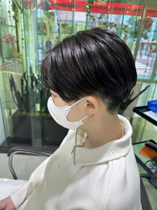 ショート レイヤー 艶々カラーのヘアスタイル