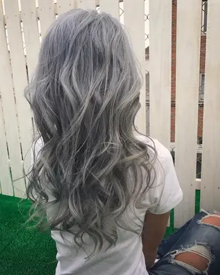 ミディアム セミロング ロング 白髪ぼかしハイライト バレイヤージュヤマトのヘアスタイル