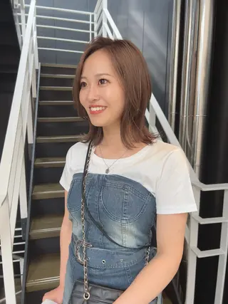 ショート 韓国🇰🇷レイヤー カットオリーブカラーのヘアスタイル