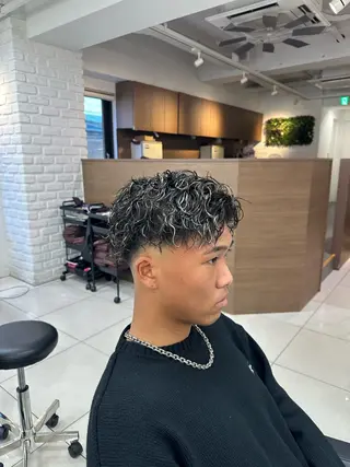ショート カラー パーマ メンズ フェザーパーマ職人 🪶ryosukeのヘアスタイル