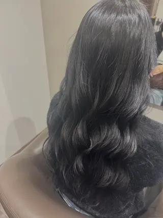 ロング カラー 岡村 真琴のヘアスタイル