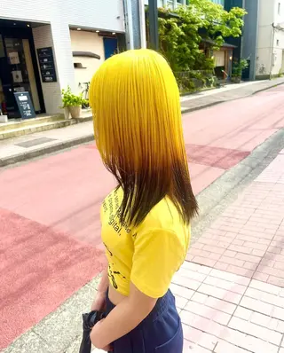セミロング Muミュー/ブリーチ ハイトーン　Wカラーのヘアスタイル
