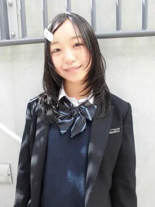 ミディアム リカ/ハイトーン ・オリーブ🍀のヘアスタイル