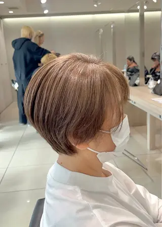 ショート カラー 巖本 真希のヘアスタイル