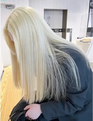 カラー 黒染め落とし ムラ修正　ハイトーンのヘアスタイル