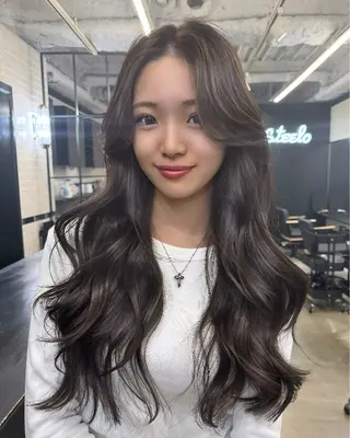 ロング カラー 🌟小顔レイヤー× 赤み消し透明感カラーのヘアスタイル