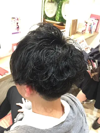 ショート パーマ メンズ 吉岡 三四朗のヘアスタイル