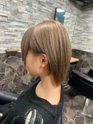 ショート 色ムラ修正の神様 新宿ハイトーンかすみのヘアスタイル