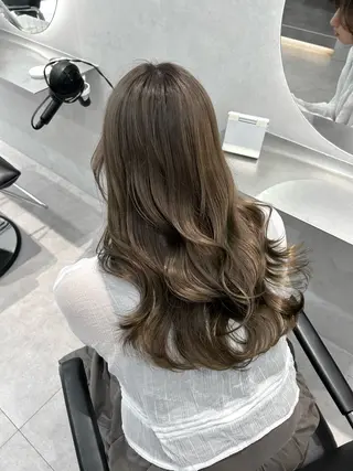 ロング ハイトーン デザインカラーのヘアスタイル