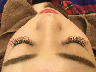 マツエク・マツパ レイヤーカット✖️ 柔らかベージュカラーのヘアスタイル