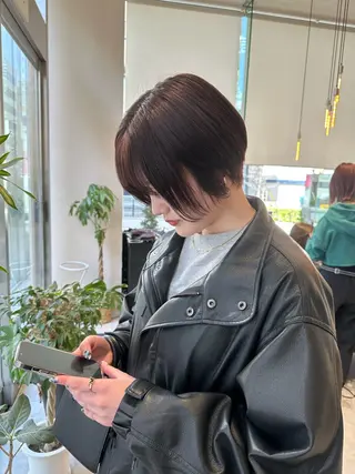 ショート カラー ミオ💎ショート 透ける暗髪のヘアスタイル