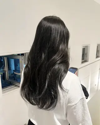 ロング カラー hinaru ．のヘアスタイル