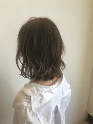 ミディアム 足立 小百合のヘアスタイル