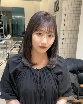 セミロング アダチ ヒナタのヘアスタイル