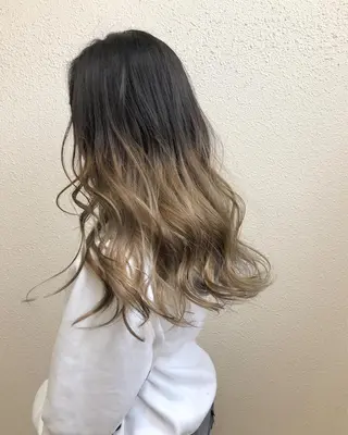 ロング カラー ツキノキ ミナのヘアスタイル